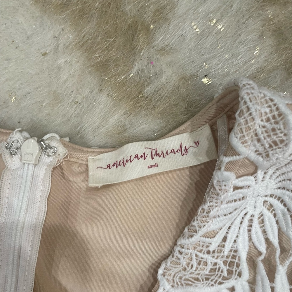 American threads white lace overlay v neck romper - Picture 2 of 5